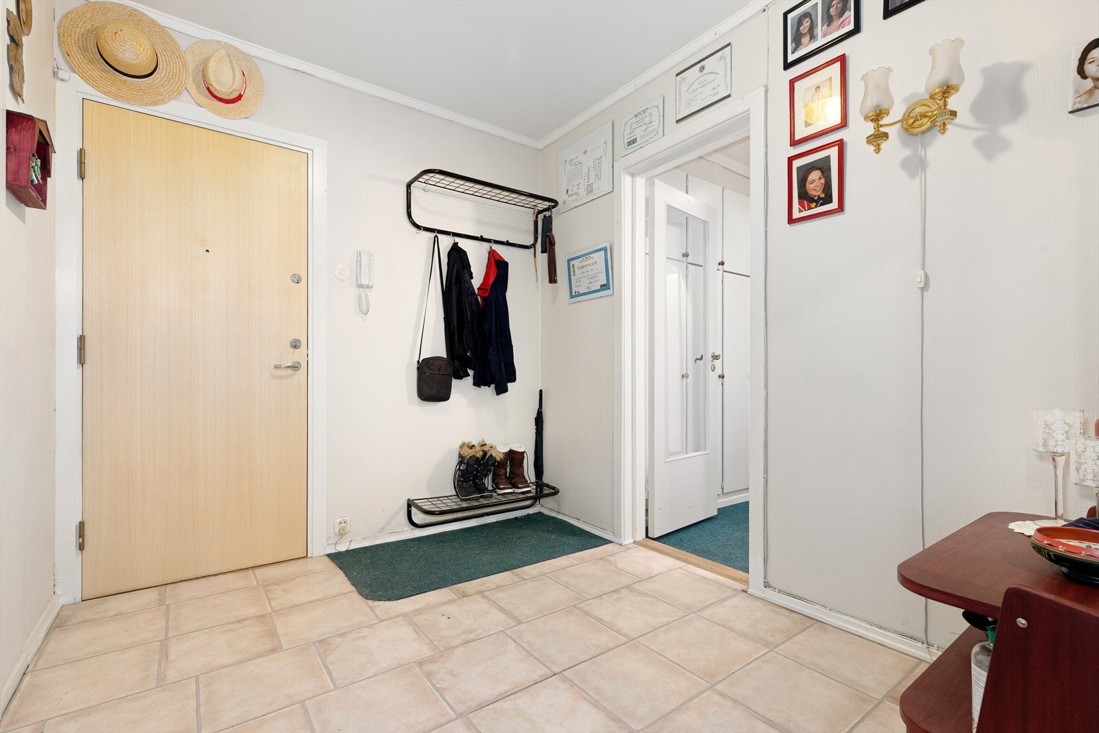 Velkommen inn! Romslig entrè med god plass til oppheng og oppbevaring. Galleribilde
