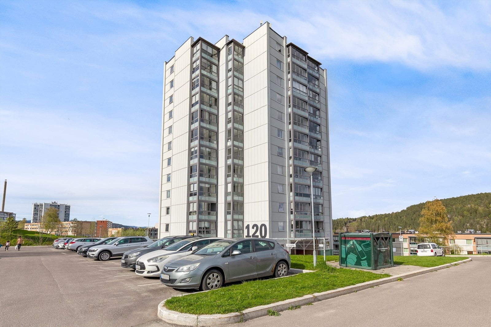 Eiendommen ligger i et veletablert boligområde med blokkbebyggelse Galleribilde