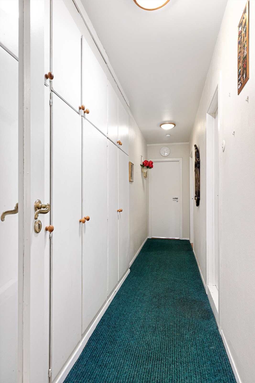 Gang med rikelig med oppbevaringsplass. Galleribilde