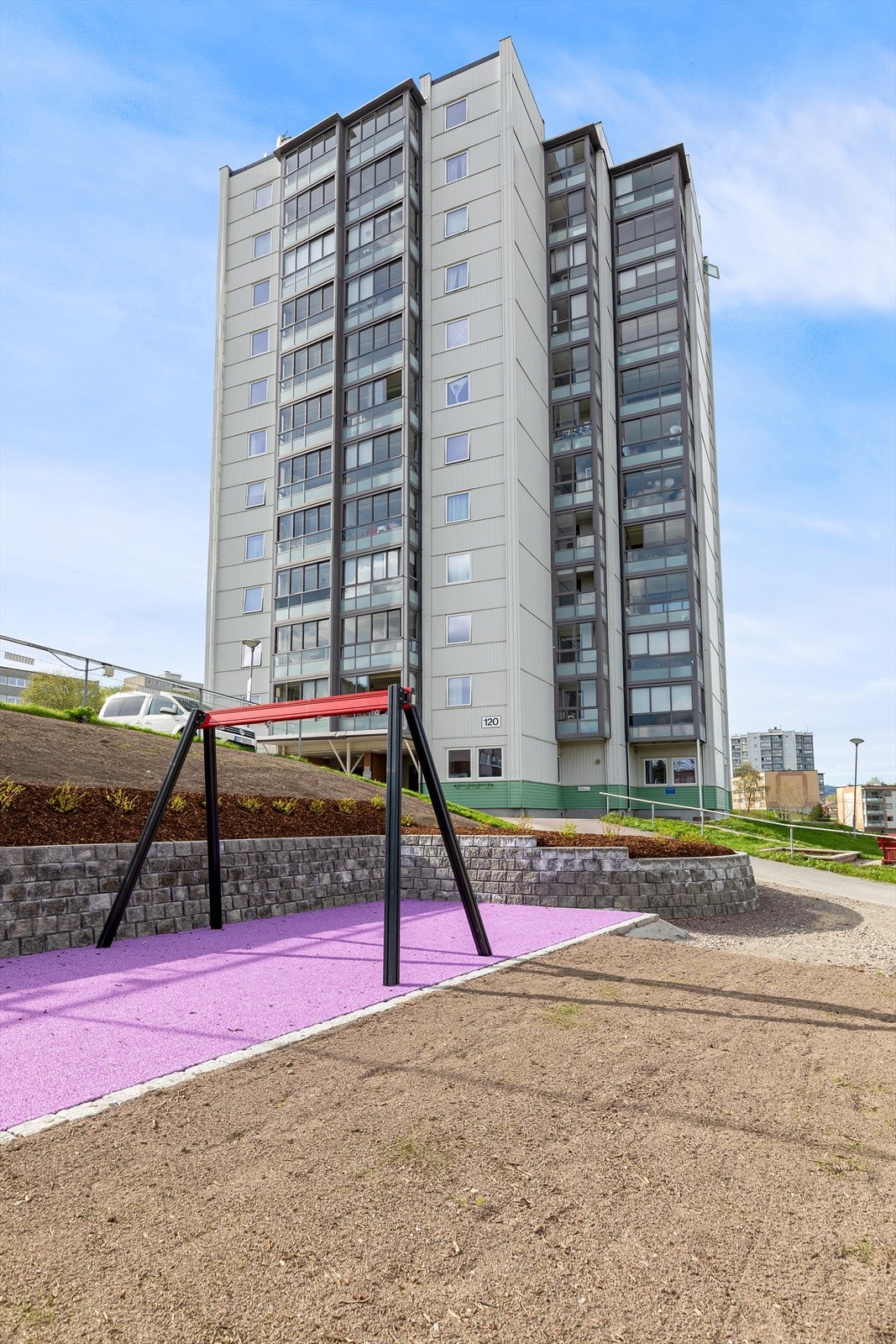 Drammen tilbyr et bredt spekter av fritidstilbud. I nærområdet finnes et næridrettsanlegg på Fjell, blant annet med kunstgressbane. Galleribilde