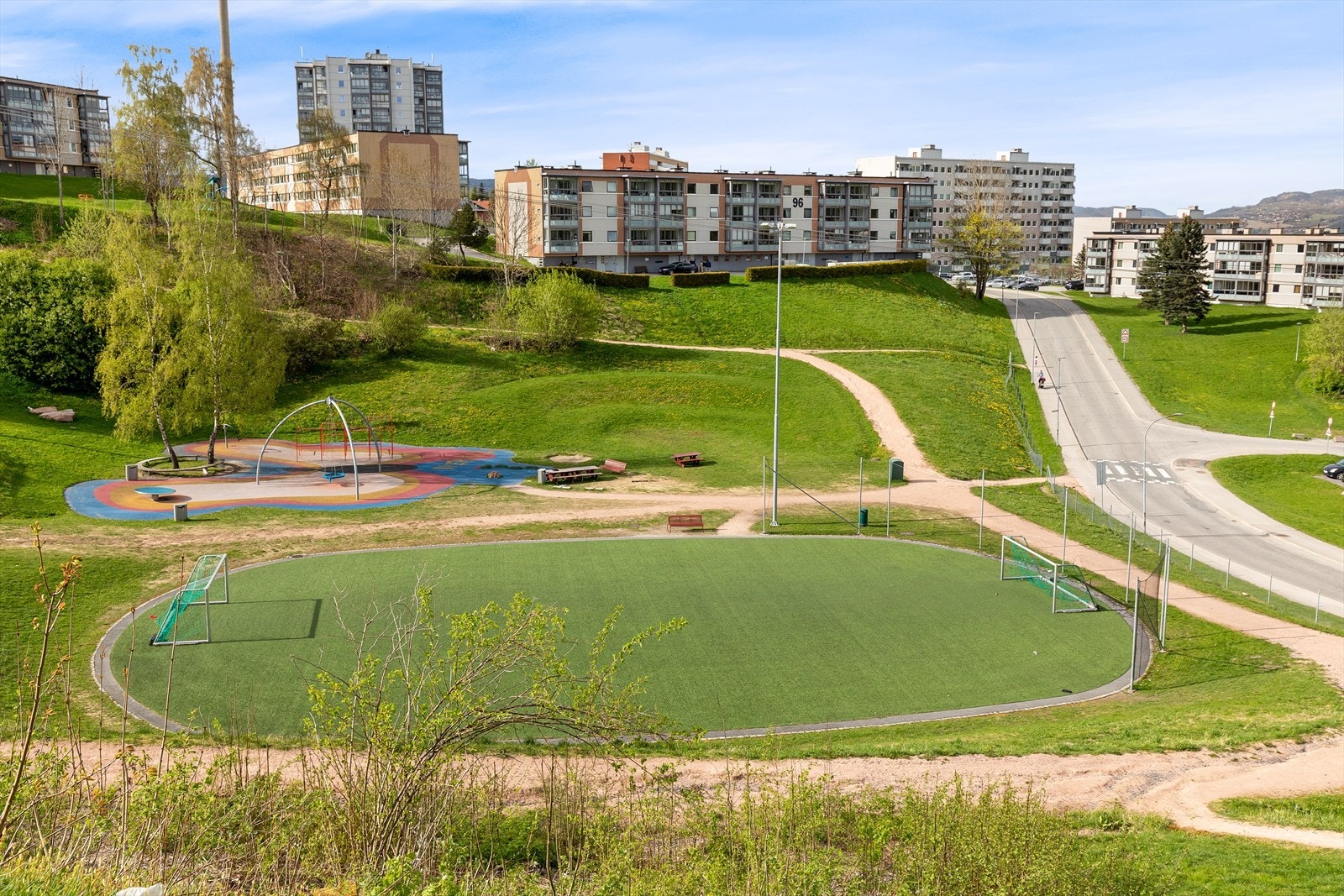 Beliggenheten byr på kort gangavstand til både barne- og ungdomsskole, flere barnehager, idrettsanlegg, lekeplasser, bibliotek og dagligvarebutikk. Galleribilde