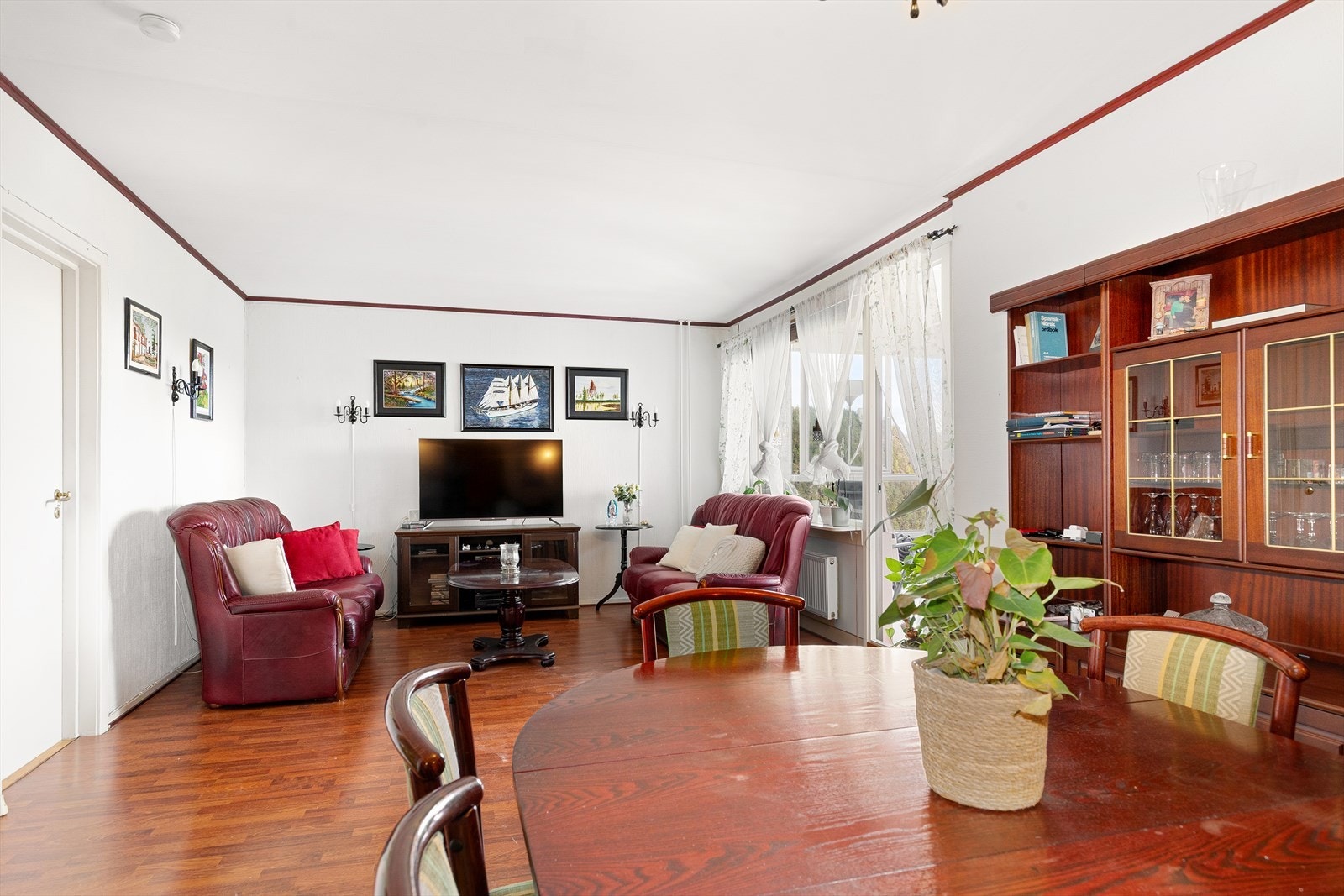 Leiligheten har moderniseringsbehov- her kan du utforme boligdrømmen etter eget ønske Galleribilde