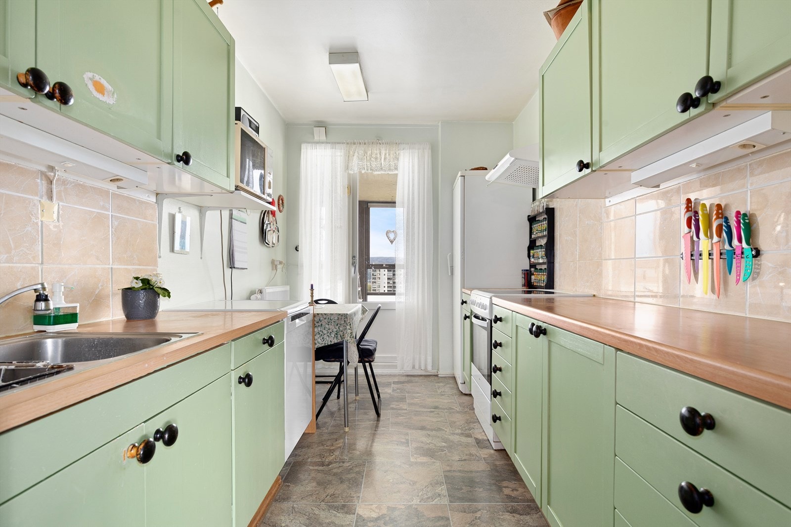 Romslig kjøkken. I tilknytning til kjøkkenet finner du den ene balkongen. Galleribilde