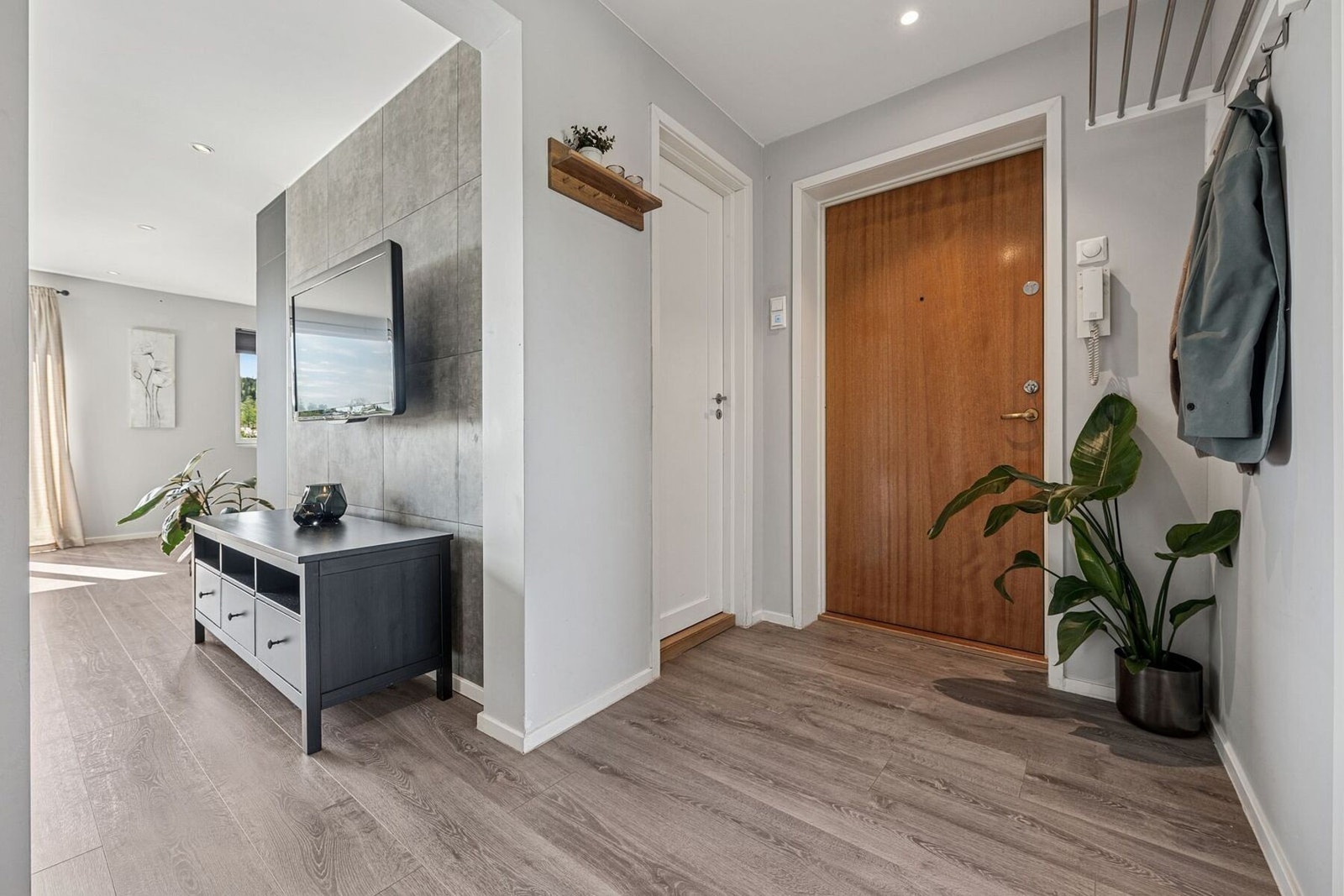 Innvendig møtes du av en en lys og romslig entré, som gir en hyggelig velkomst inn i boligen. Badet ligger innenfor døren til venstre. Galleribilde