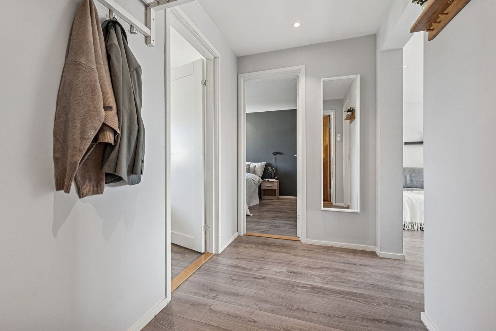 Entreen har plass til nødvendig oppbevaring og kan innredes med garderobeskap eller annet møblement, etter eget ønske. Galleribilde