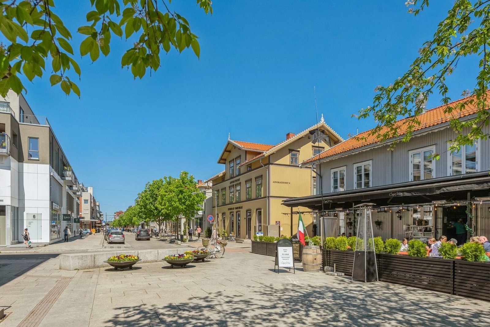 Lillestrøm by med koselig gågate, restauranter med uteservering, kulturhus og kino, når du også etter en kort tur på sykkelsetet Galleribilde