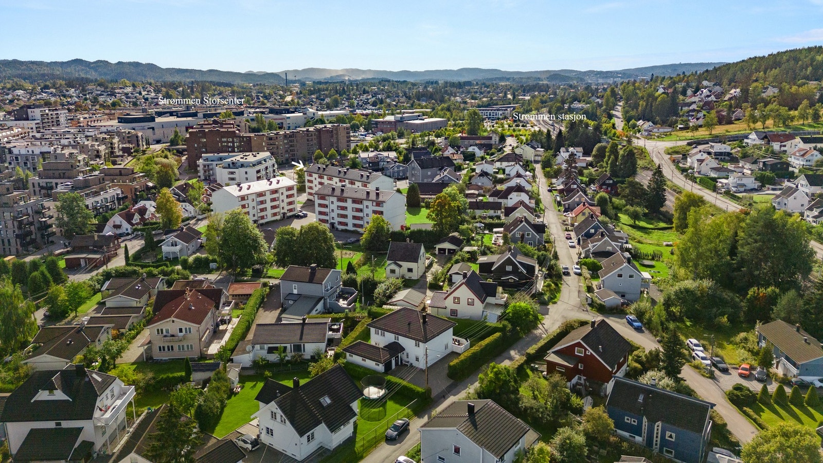 Borettslaget ligger i et etablert boligområde, samtidig har du gang- og sykkelavstand til alt av forretninger og servicetilbud, kollektivtransport, skoler og barnehager, samt flotte rekreasjonsområder Galleribilde