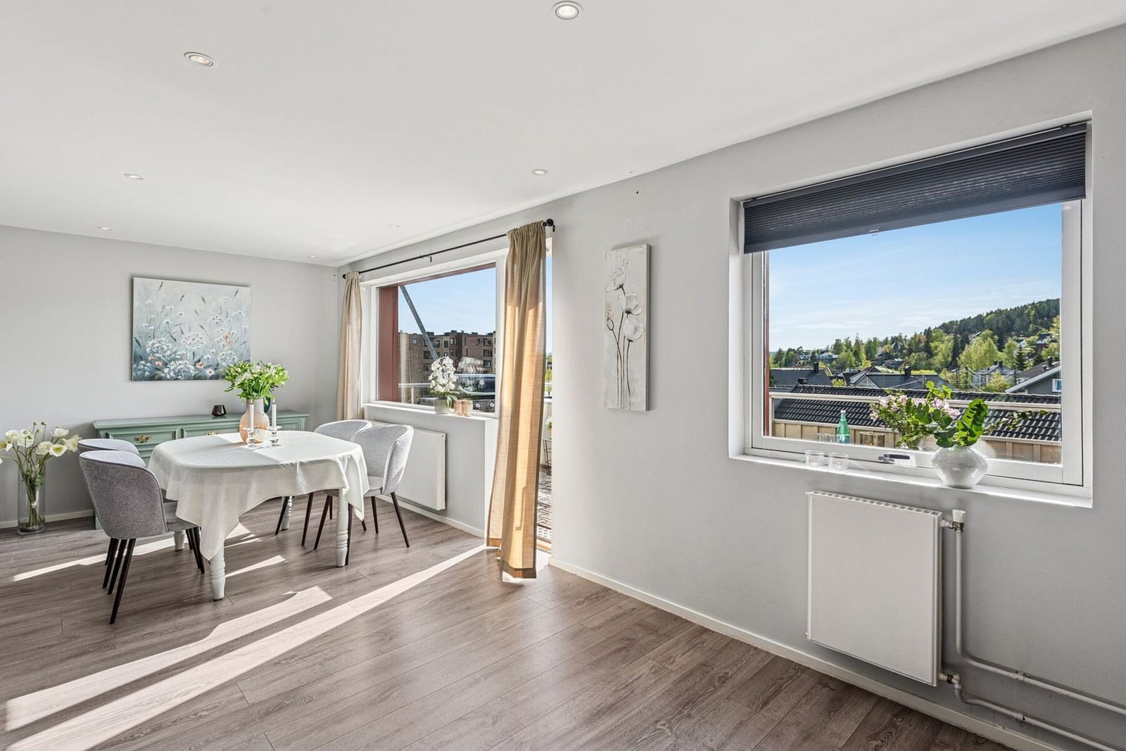 Leiligheten er gjennomgående i bygget, med store vindusflater som slipper inn rikelig med naturlig lys. Fjernvarme med radiatorer hvor fyring er inkludert i felleskostnadene. Galleribilde