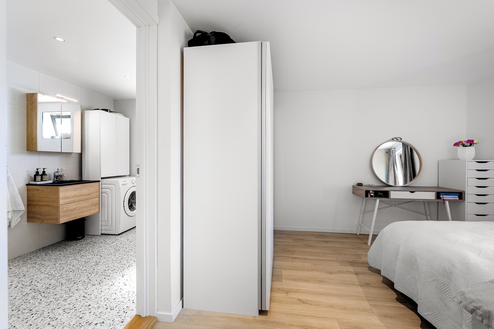 Moderne bad med vaskemaskin ligger i tilknytning til romslig soverom. Galleribilde