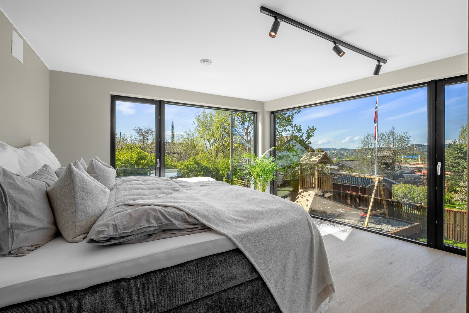 Et luftig soverom med store vindusflater som gir rikelig med naturlig lysinnslipp. Galleribilde