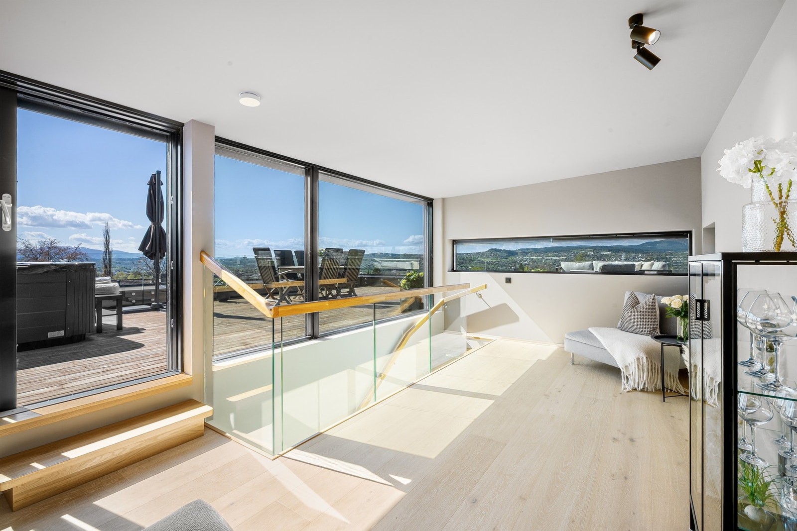 Luftig stue med direkte utgang til en solrik takterrasse på ca. 70 m² Galleribilde