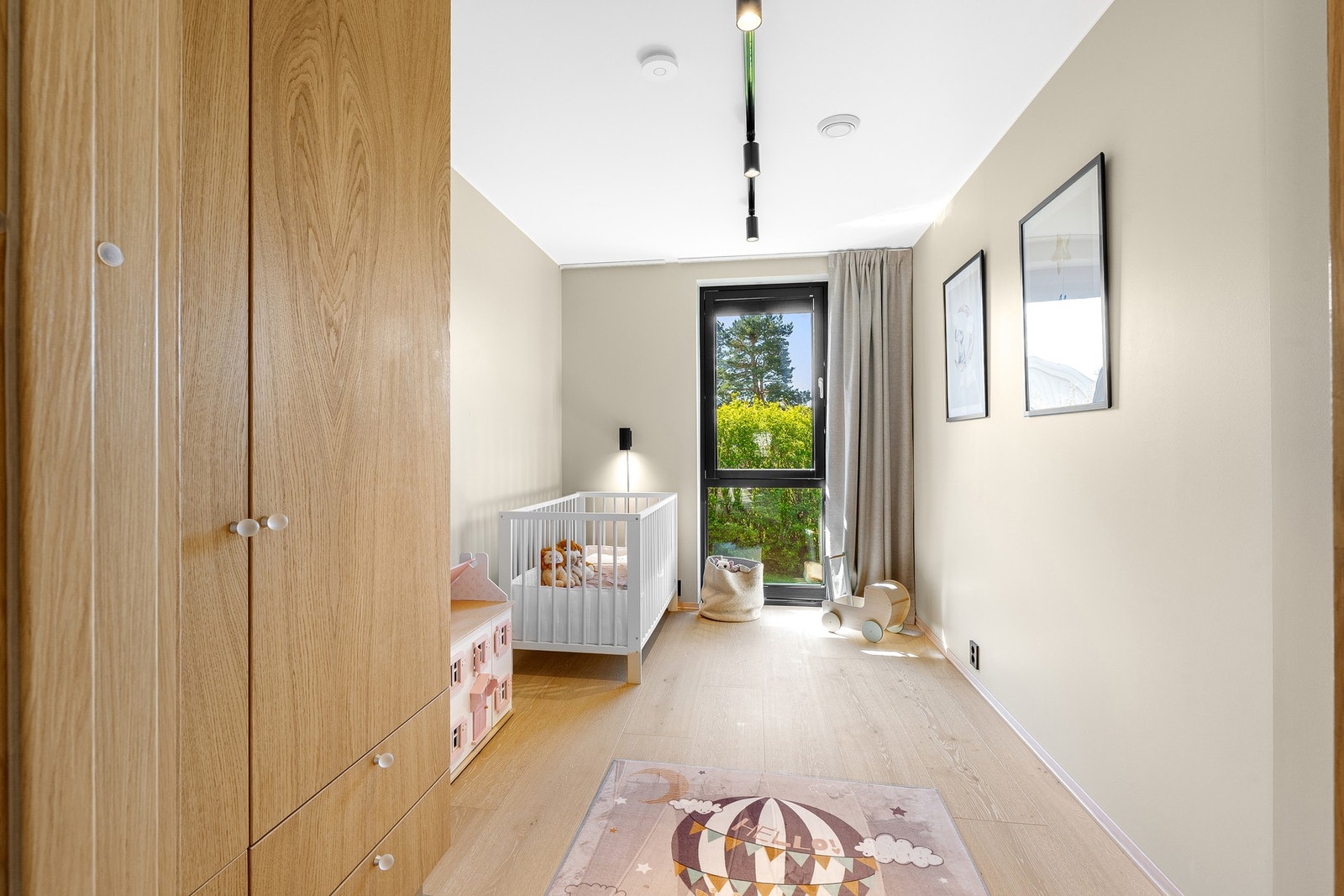 Et lyst og koselig barnerom med god gulvplass og praktisk garderobeløsning. Galleribilde