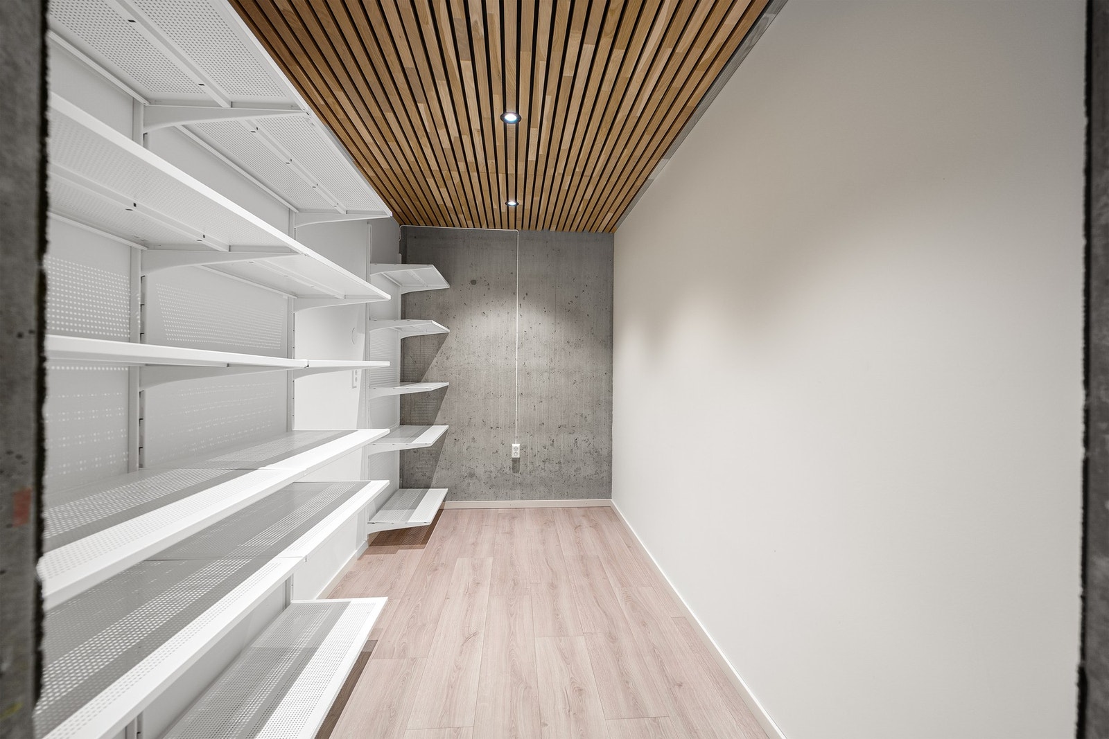 Romslig bod med innredet reolsystem som gir god plass til lagring. Galleribilde