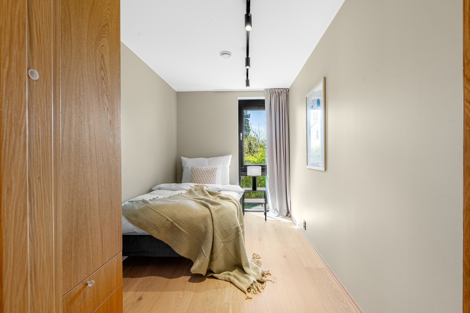 Flott soverom med plass til seng, nattbord og garderobe. Galleribilde