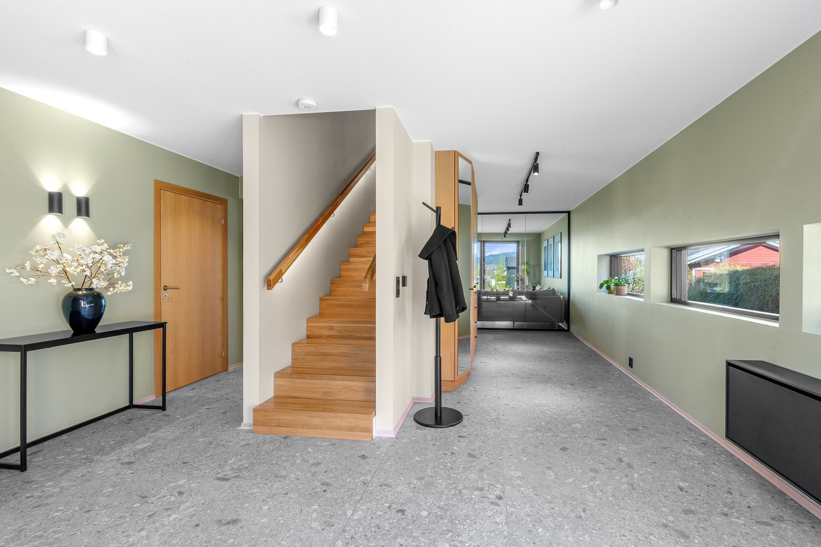 Romslig hall med gode oppbevaringsmuligheter for klær og sko. Galleribilde