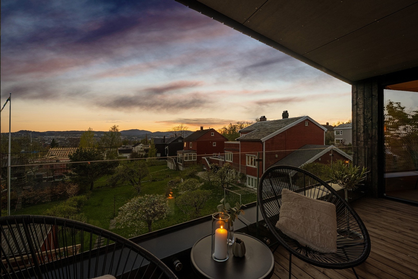 Nyt lange sommerkvelder og varme høstnetter på en lun og overbygd terrasse. Galleribilde