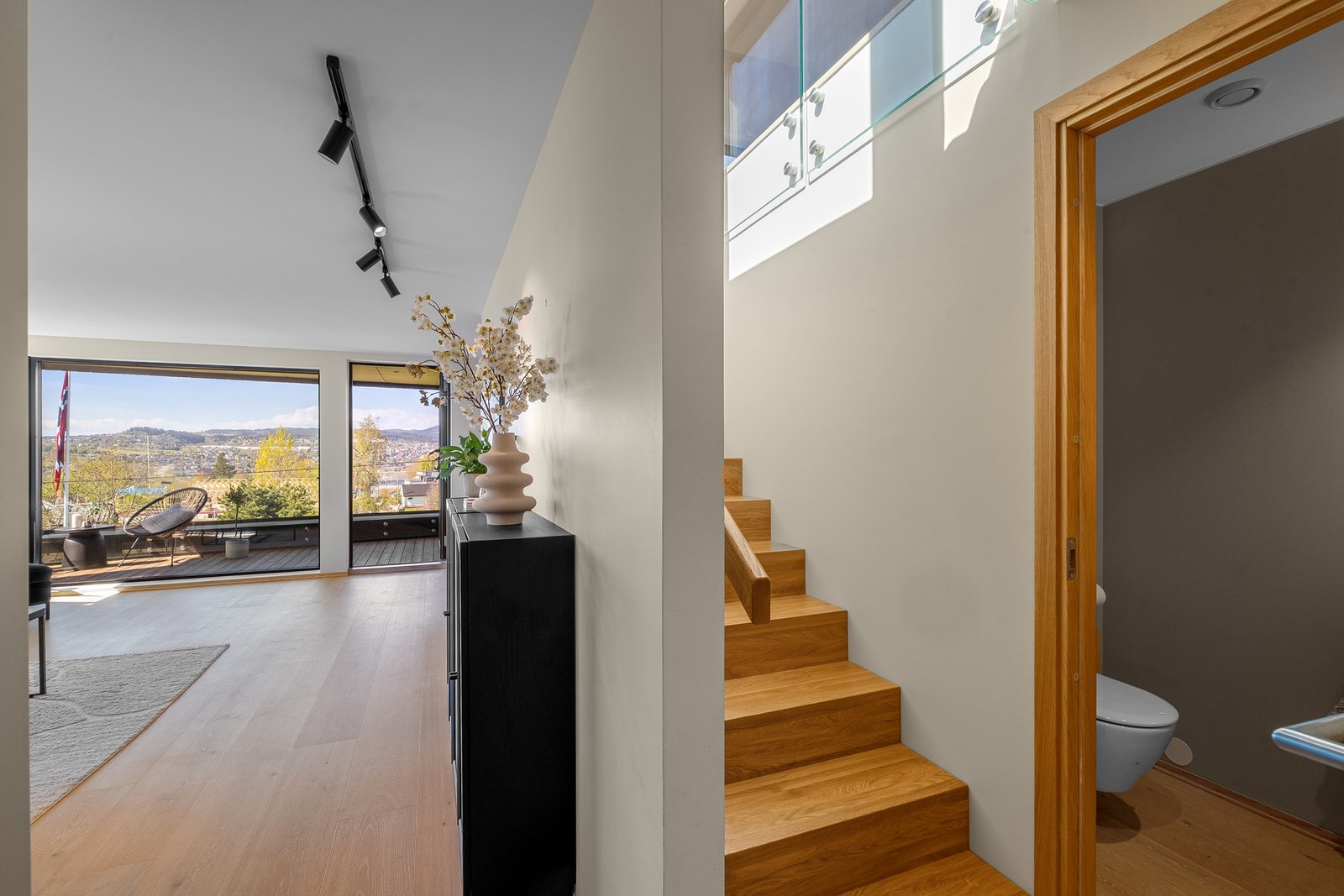 Trapp som fører deg opp til loftstue og takterrasse. Galleribilde