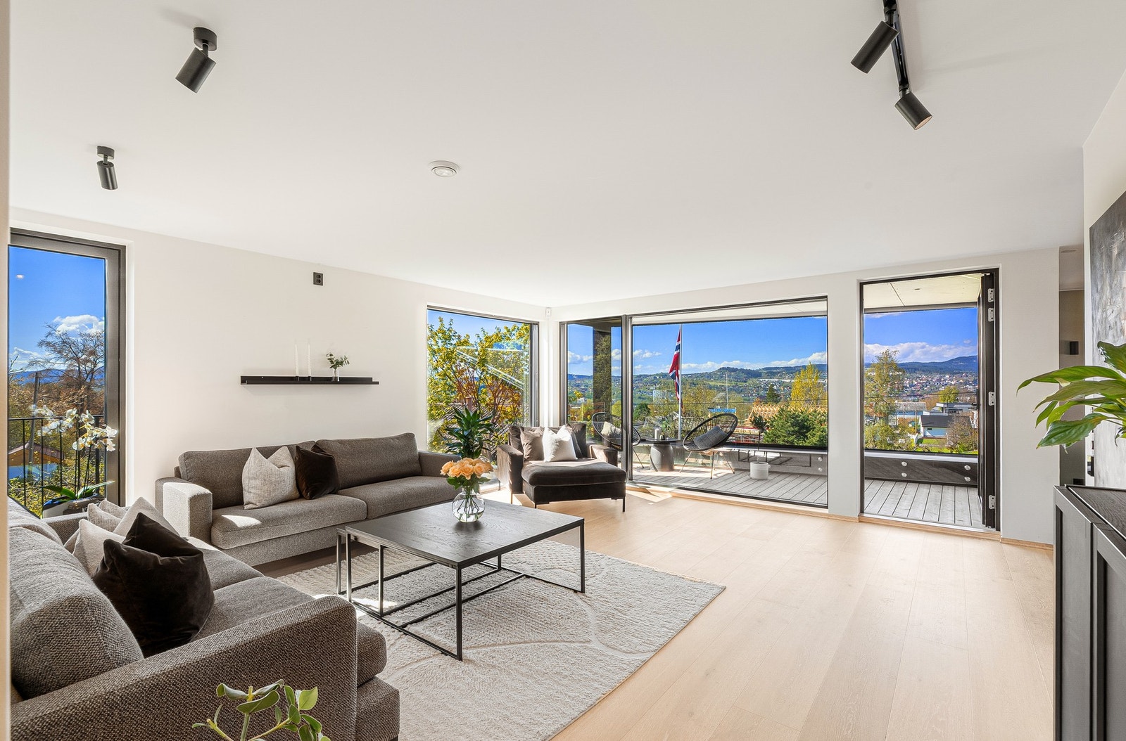 Moderne og elegant stue med naturlig lysinnslipp fra flere kanter. Galleribilde