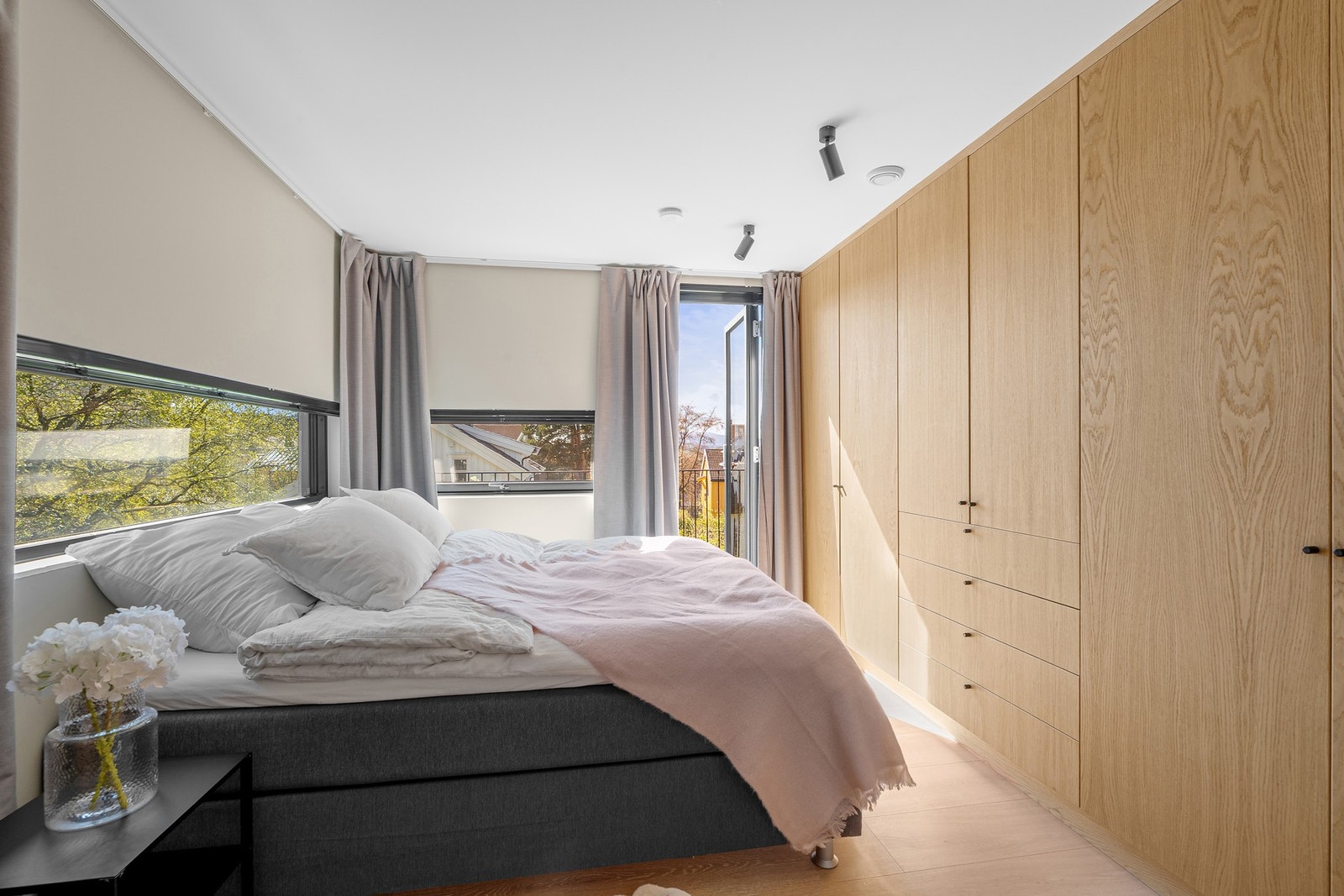 Etasjens soverom er på 13,7 m², med skreddersydde garderobeskap. Rikelig med naturlig lysinslipp. Galleribilde