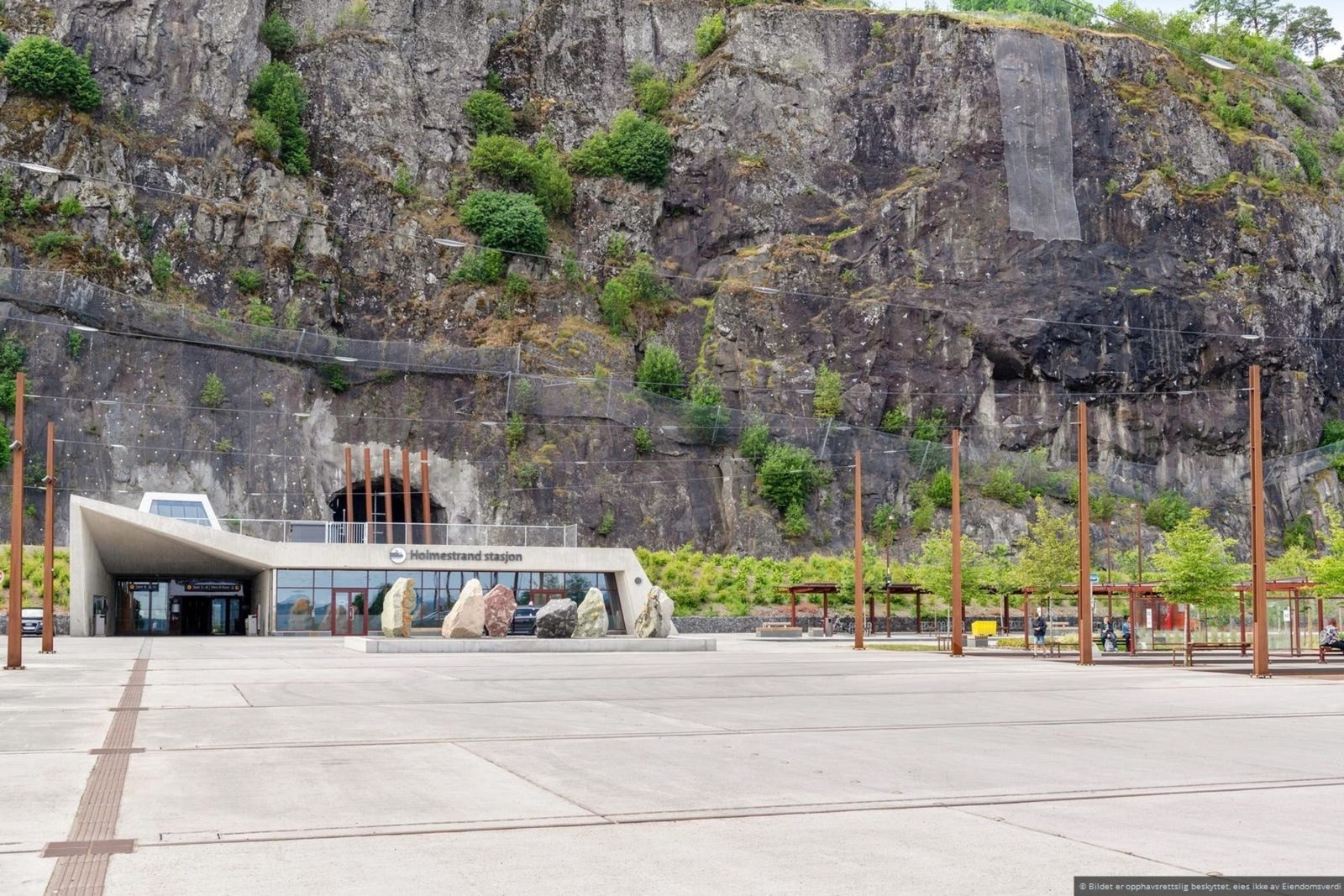 Holmestrand togstasjon er en av Norges flotteste togstasjoner. Det er hyppige avganger mot Drammen, Oslo og Tønsberg. Galleribilde