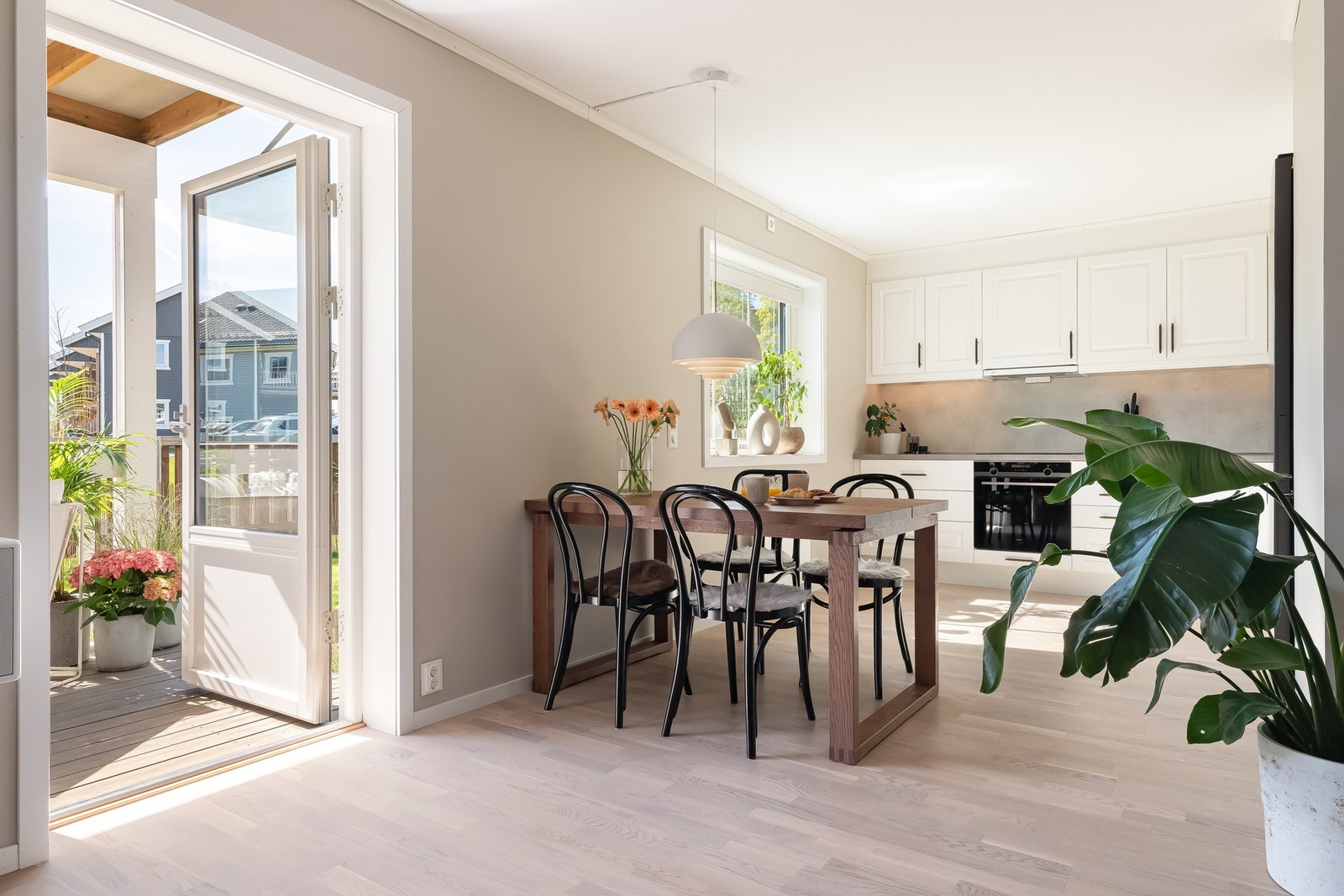 Store vinduer gir rikelig lysinnslipp, og det er utgang til terrasse og egen hage. Galleribilde