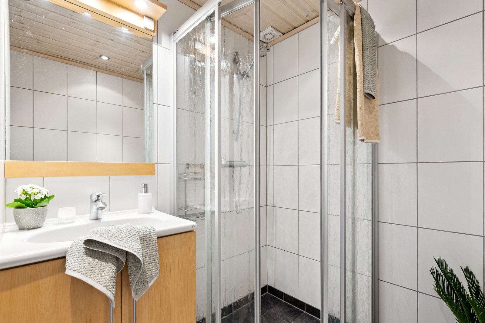 Badet er helfliset og har god belysning med downlights i himlingen. Galleribilde