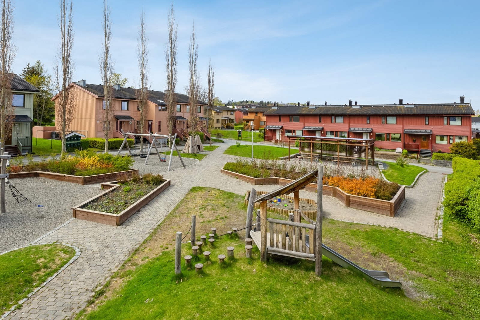 Området er ideelt for barnefamilier, med lekeplass og tun rett utenfor huset, samt flere i umiddelbar nærhet. Galleribilde
