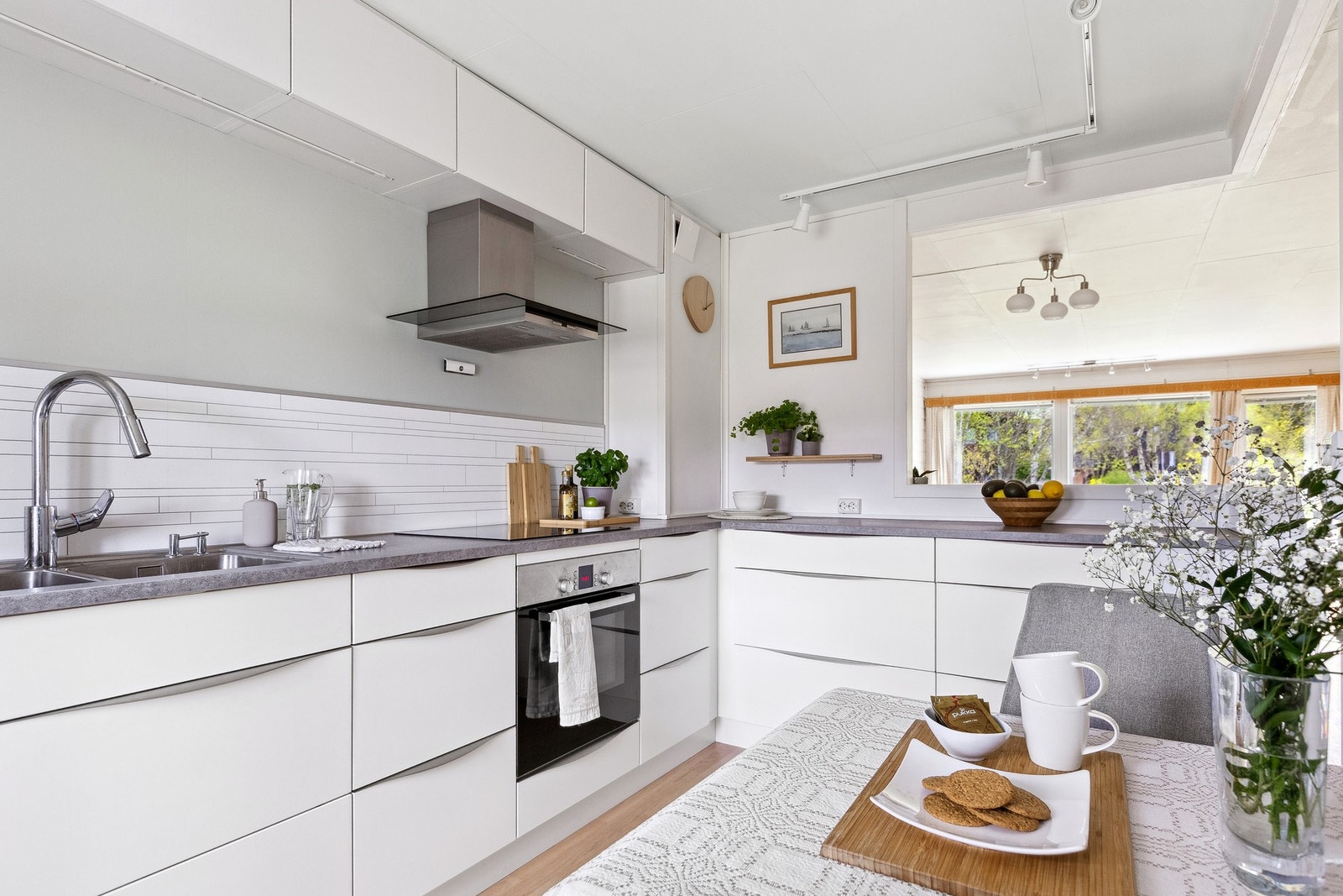 For et moderne uttrykk er flere overskap droppet til fordel for åpne flater, men det er likevel godt med oppbevaringsplass. Galleribilde