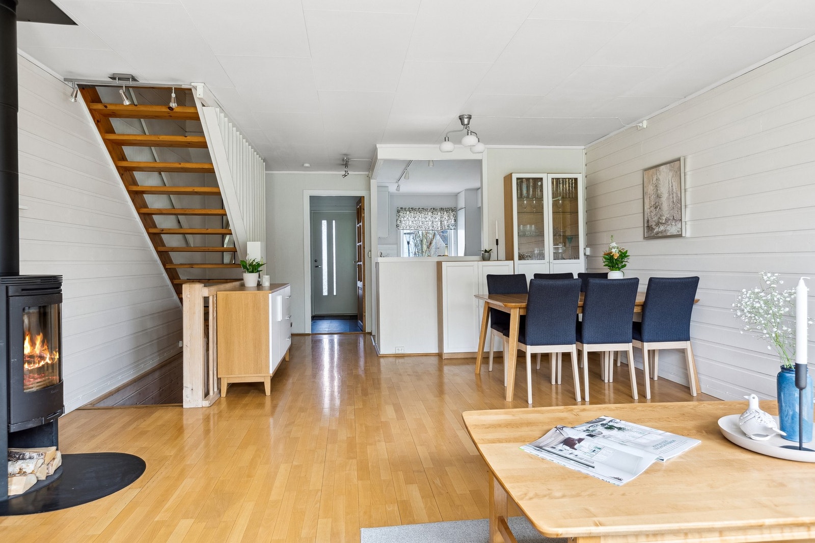 Stuen er naturlig inndelt i ulike brukssoner, og det passer utmerket å innrede med spisebord mellom stue og kjøkkenet. Galleribilde