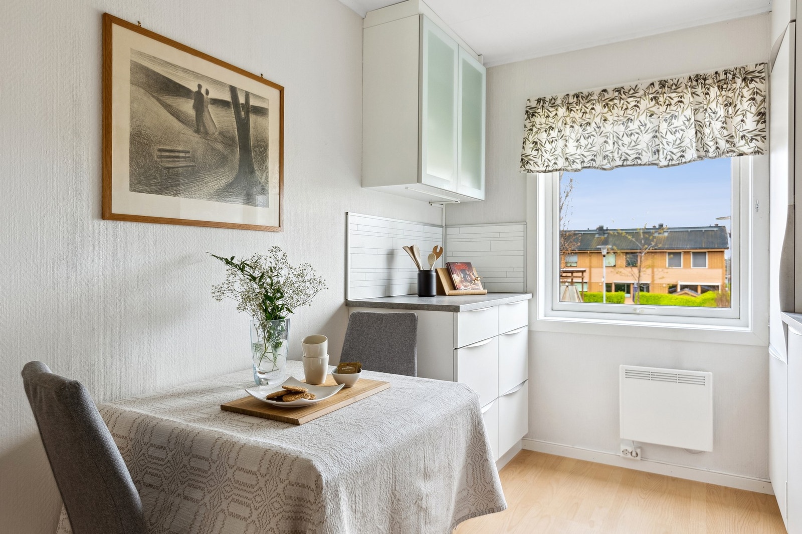 På kjøkkenet er det god plass til en hyggelig spisegruppe. Galleribilde
