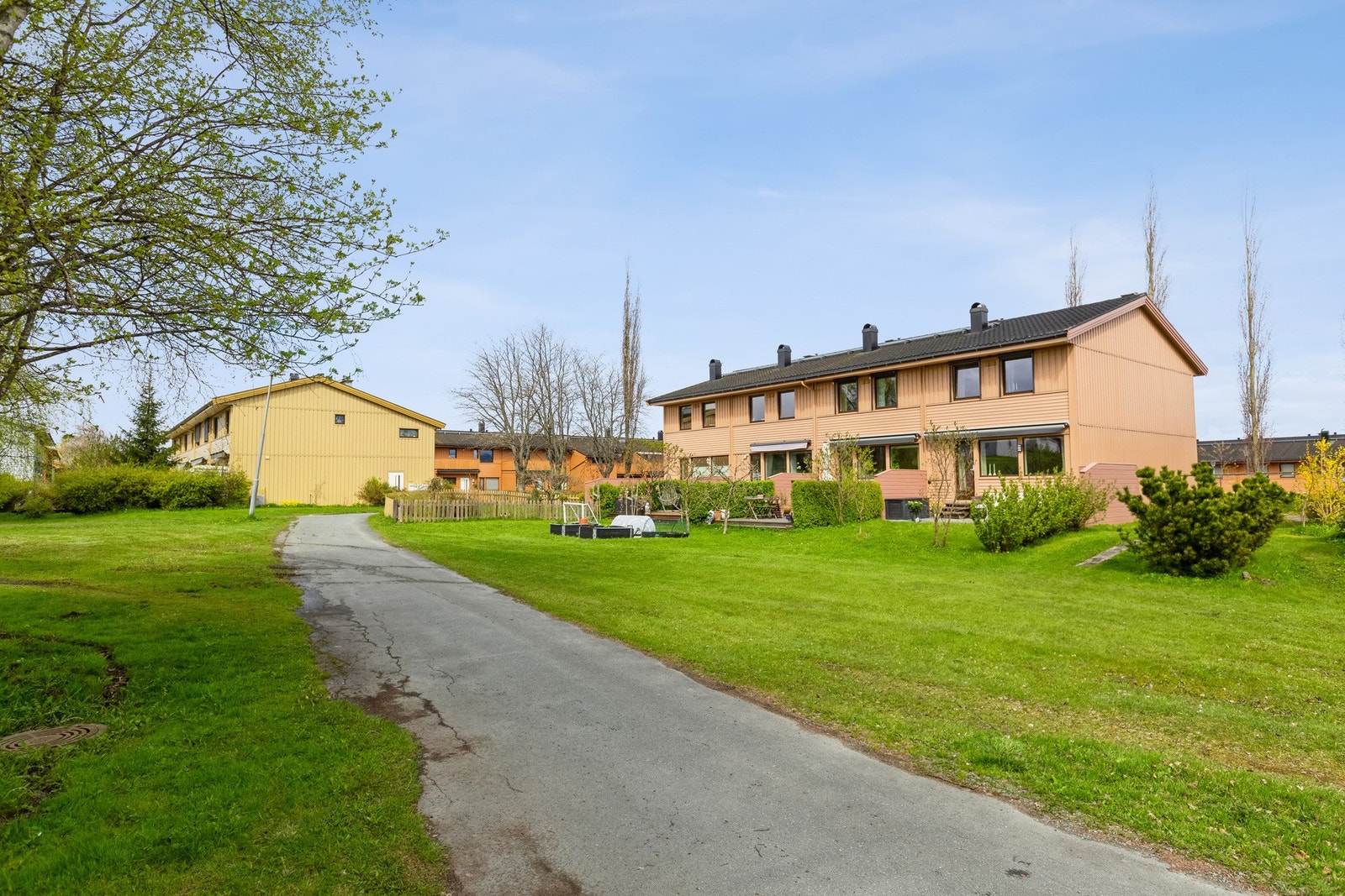 Godt kollektivtilbud i området, ca. 300 m til nærmeste holdeplass Strindheim Hageby, samt kort vei til flybuss og tog. Galleribilde
