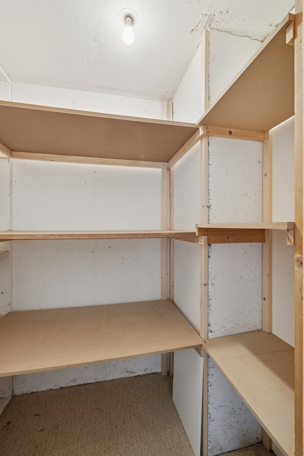 Praktisk bod tilknyttet entréen, med plass til sesongtøy, støvsuger, strykebrett og hermetikk, alt etter ønske og behov. Det er i tillegg ekstern bod én etasje ned. Galleribilde