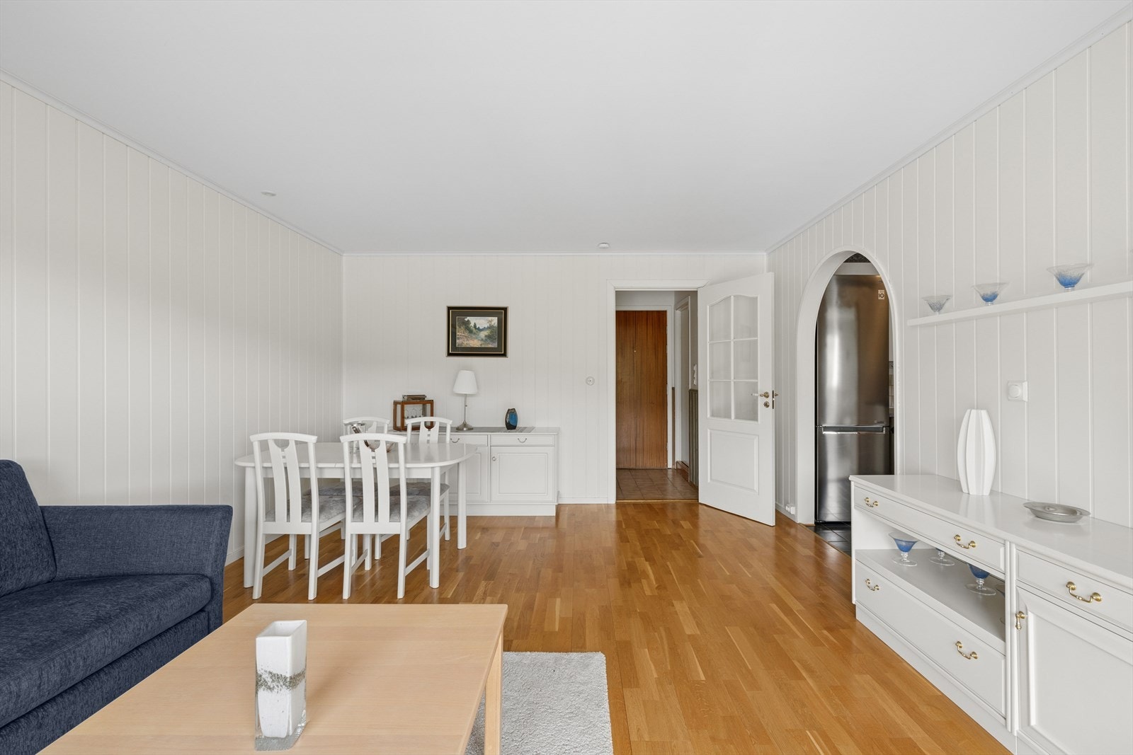 Her er det plass til både spisebord og sofagruppe med tilhørende møblement Galleribilde
