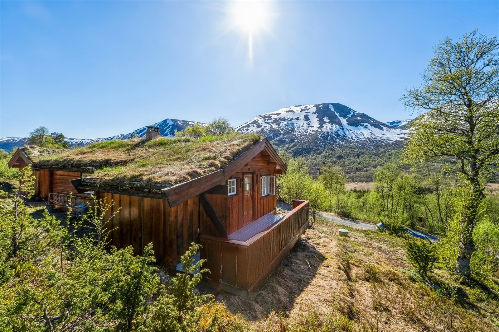 Det er innlagt strøm, og vann fra privat brønn samt bilvei opp til hytta Galleribilde