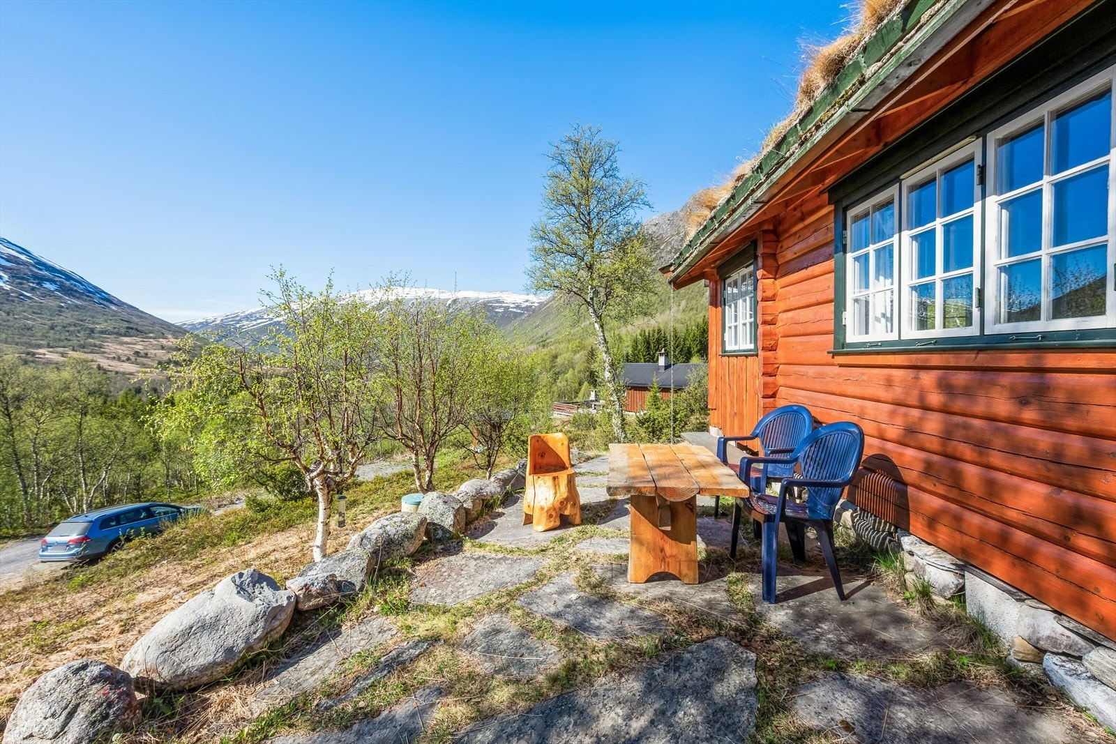 Det er helårs bilvei og parkeringsmuligheter på tomt Galleribilde