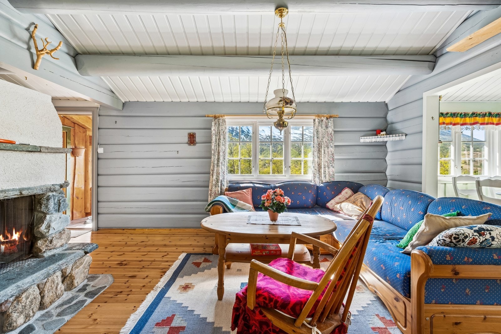 stuen har både åpen peis og vedovn for litt ekstra kos i vinterhalvåret Galleribilde