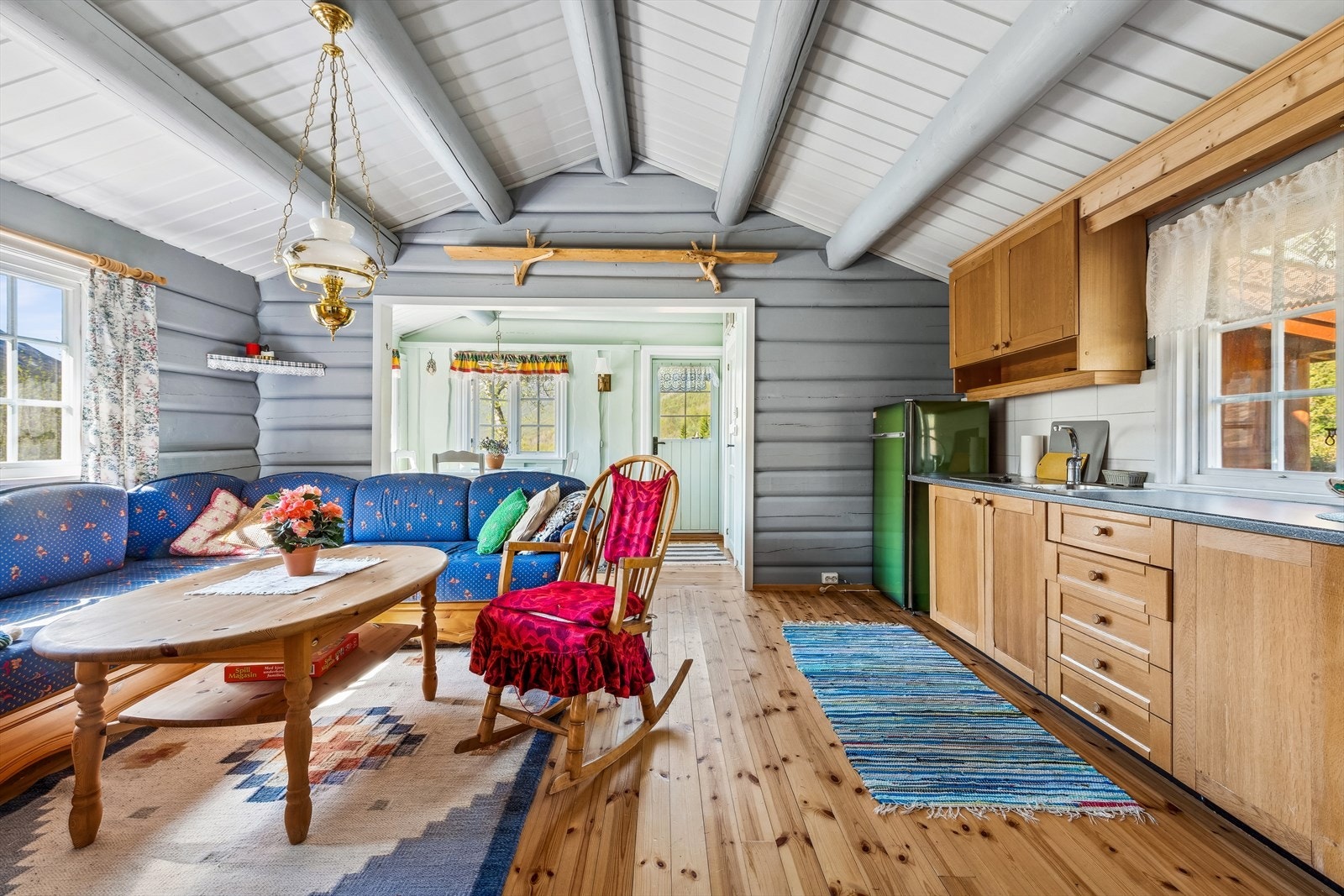 Stue og kjøkken i åpen løsning Galleribilde