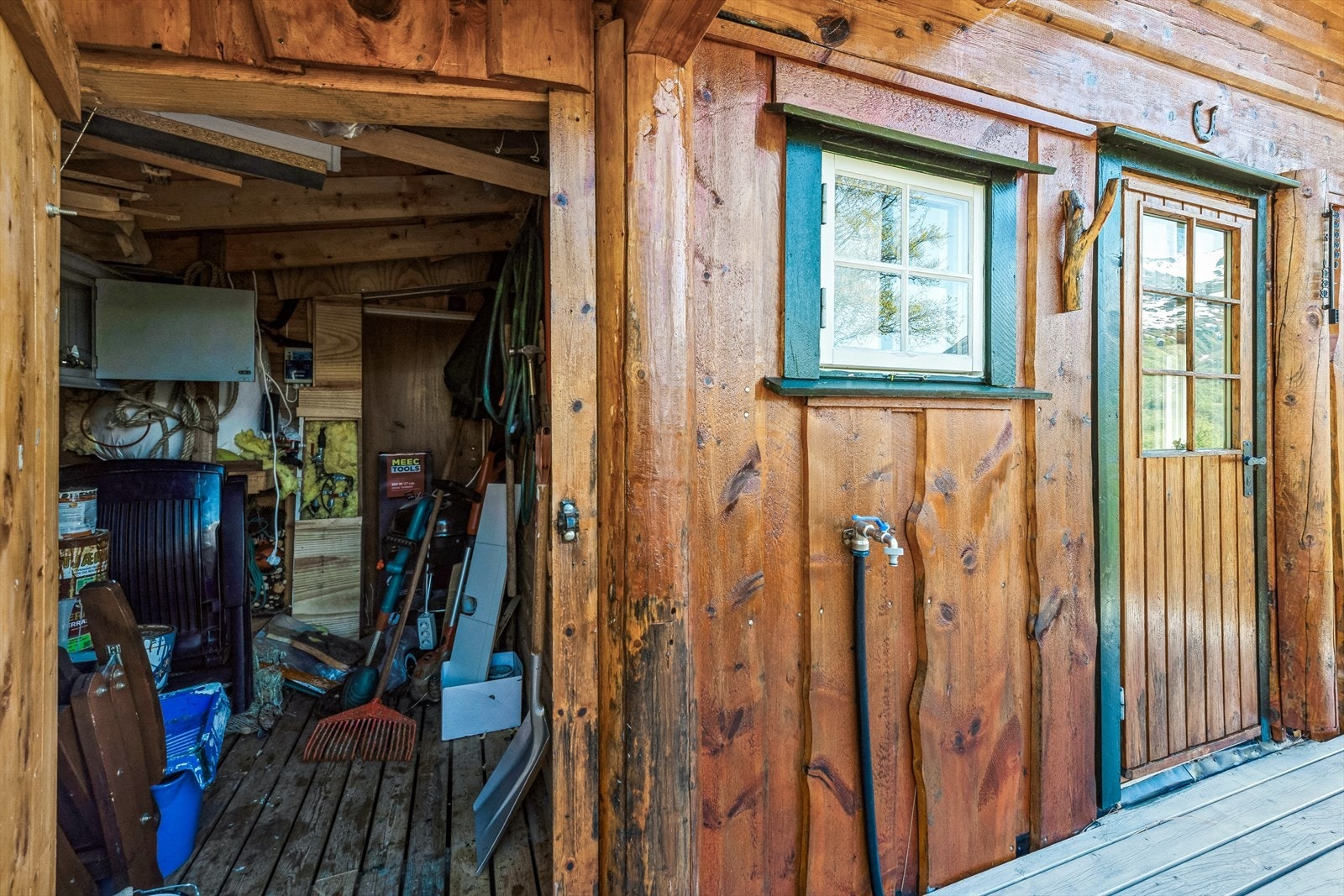 Bod/teknisk rom med inngang fra terrasse. Her er det også vannutkast på yttervegg Galleribilde