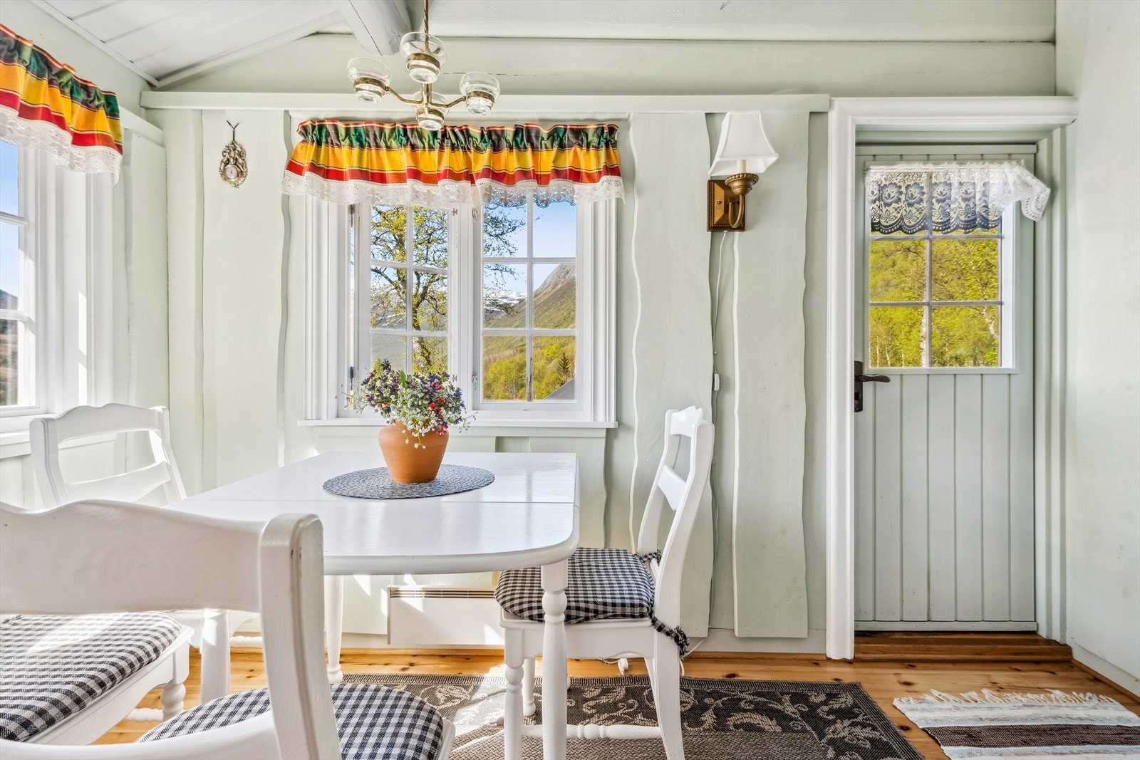 Spisestue med utgang til terrasse. Galleribilde