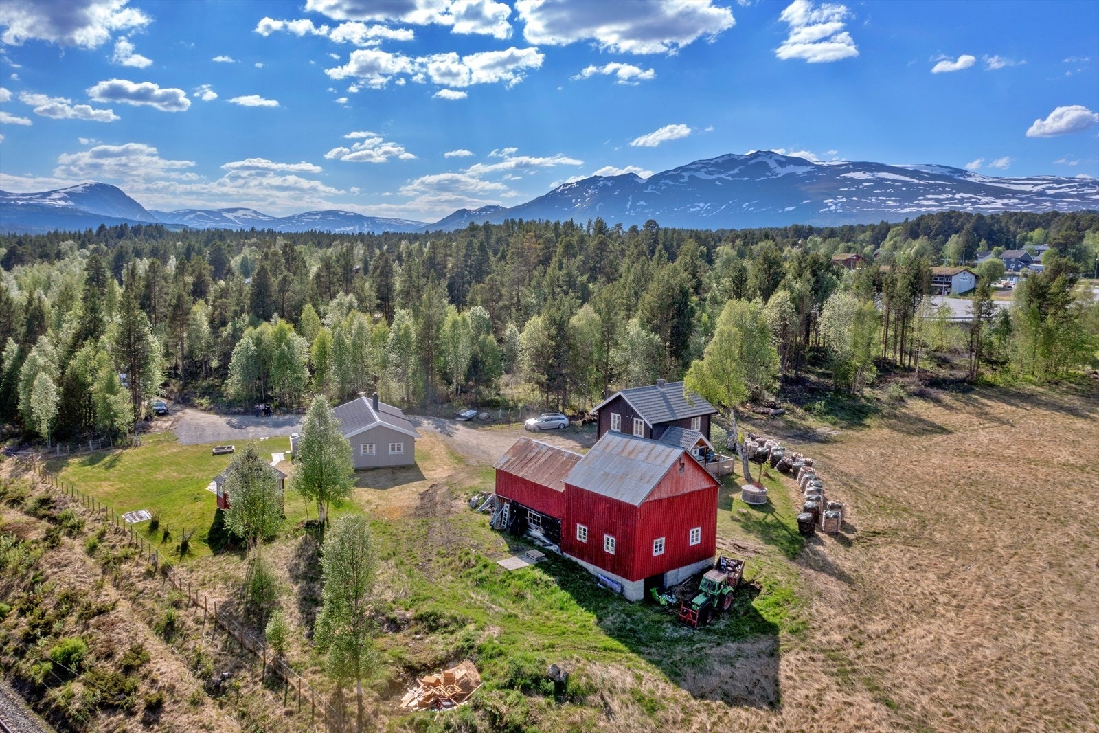 Eiendommen er bebygd med våningshus, hytte, fjøs/låve og grillhytte og har over 11 mål tomt Galleribilde