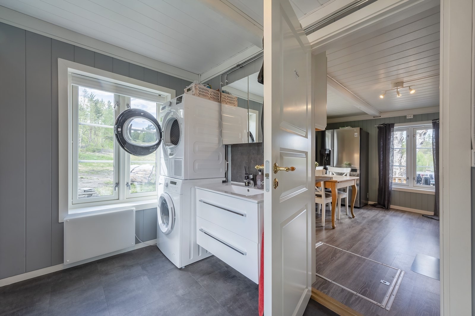 Badet har også plass for vaskemaskin og tørketrommel Galleribilde