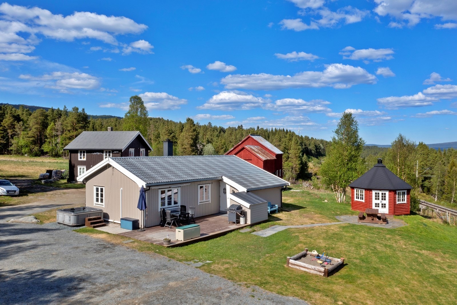 Hytta ble oppført i 1987 og grillhuset er fra 2014 Galleribilde