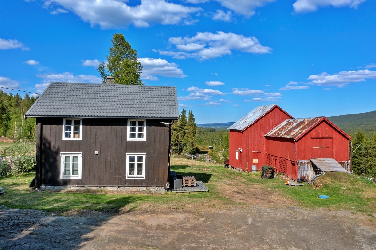 Våningshuset ble oppført ca. 1912 og fjøs/låve ca. 1919 Galleribilde