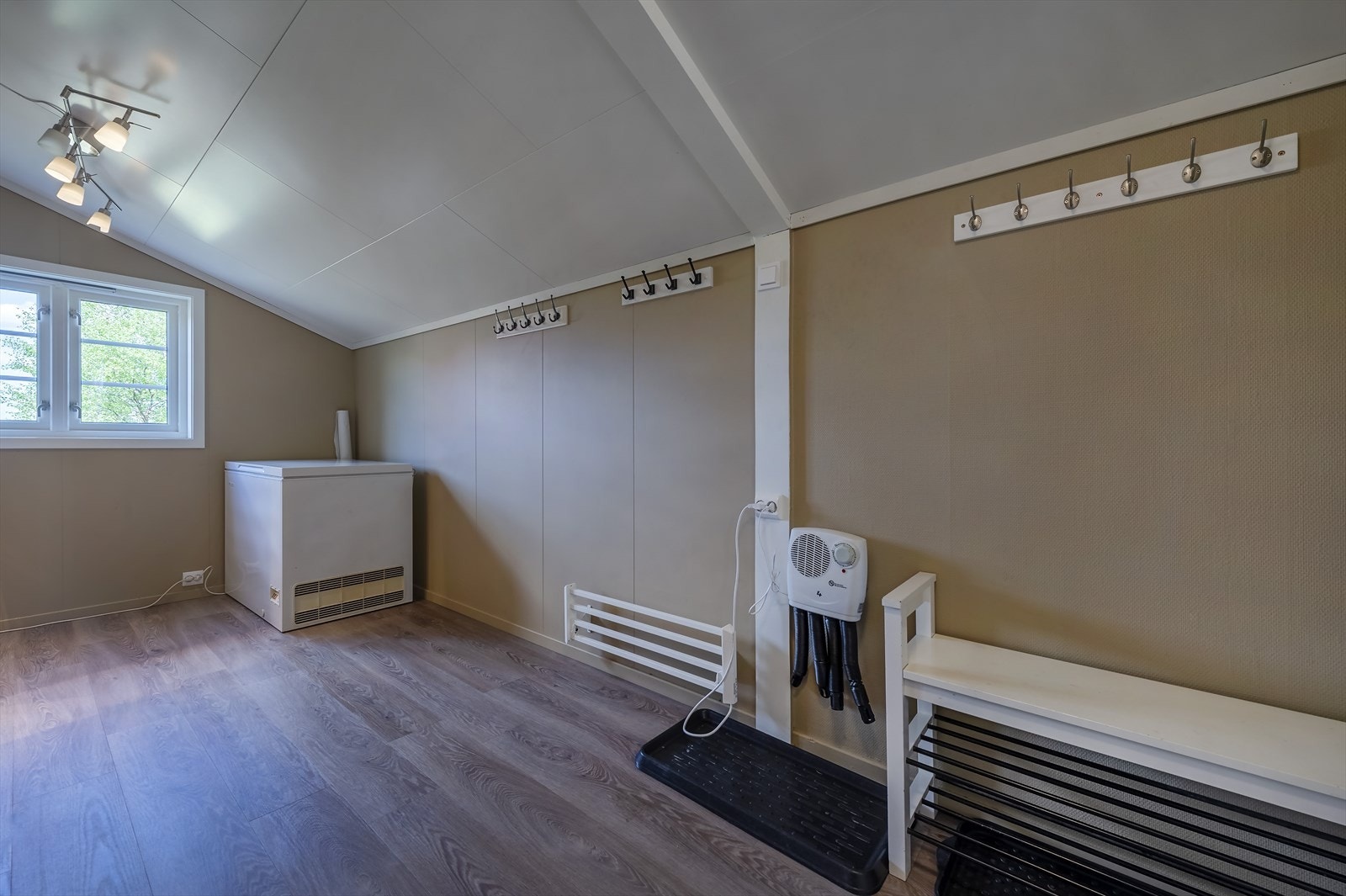 Vindfang/yttergang på hele 10 m² med skyvedørsgarderobe Galleribilde