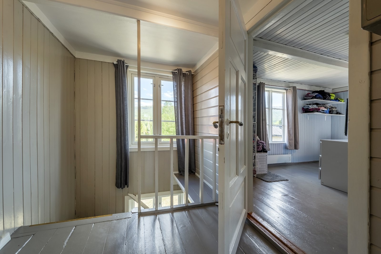 2. etasje inneholder gang og tre soverom Galleribilde