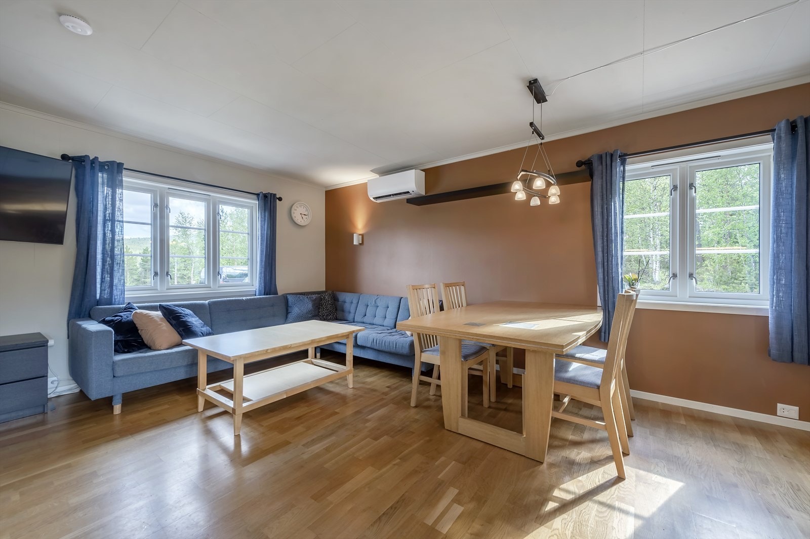 Stua har god plass til sofagruppe - Varmepumpe fra 2021 Galleribilde