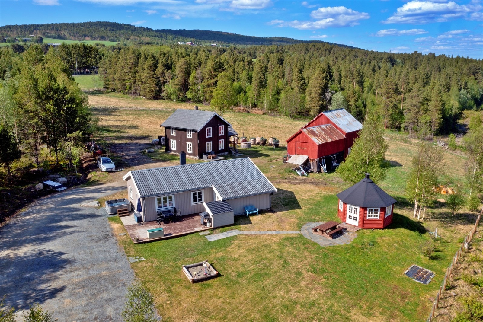 Eiendommen "Rogstad" ligger ved Fagerhaug ca. 12 km nordøst for Oppdal sentrum Galleribilde
