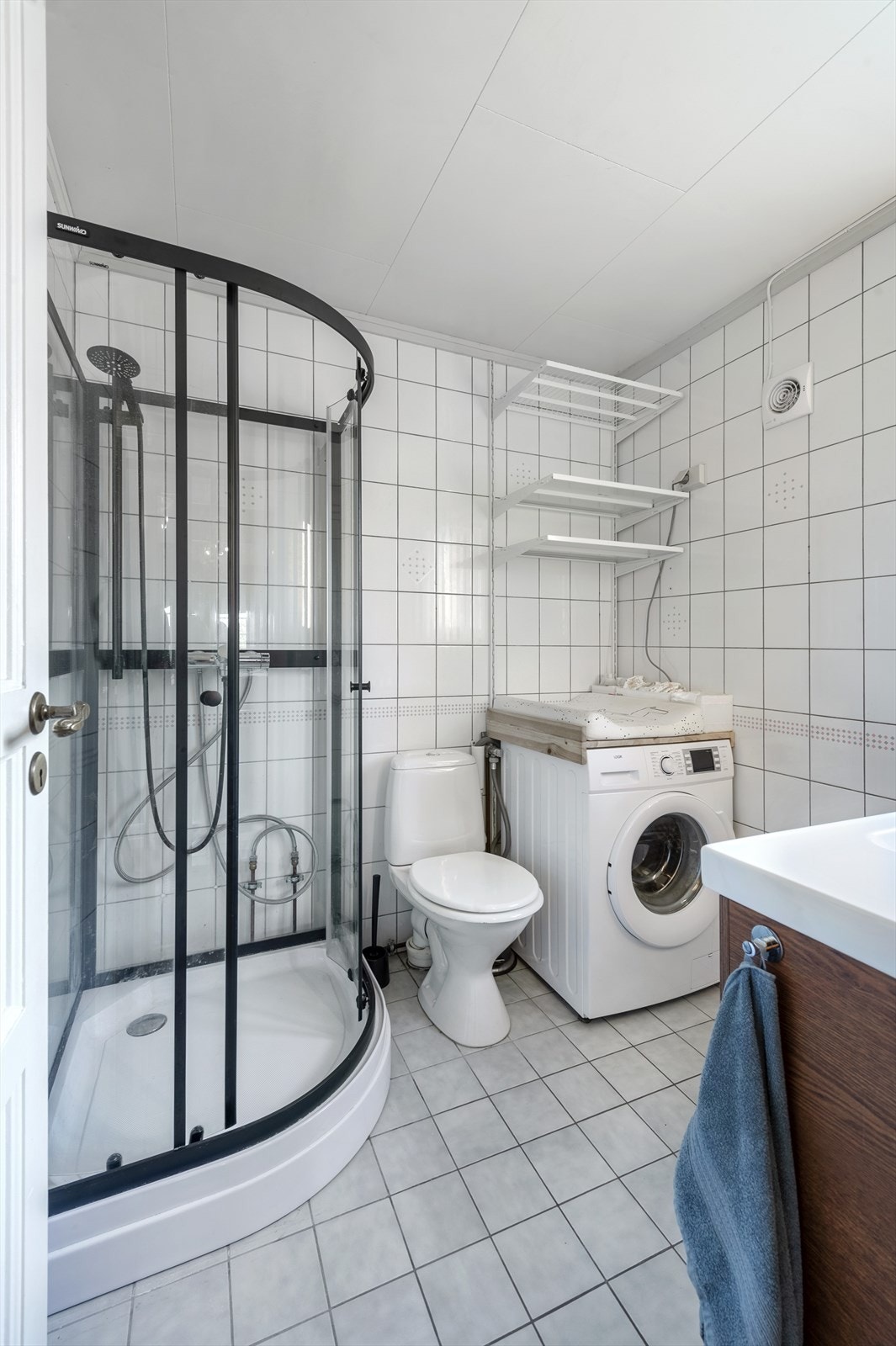 Badet har for øvrig innredet med dusjkabinett fra 2021, wc og opplegg for vaskemaskin Galleribilde