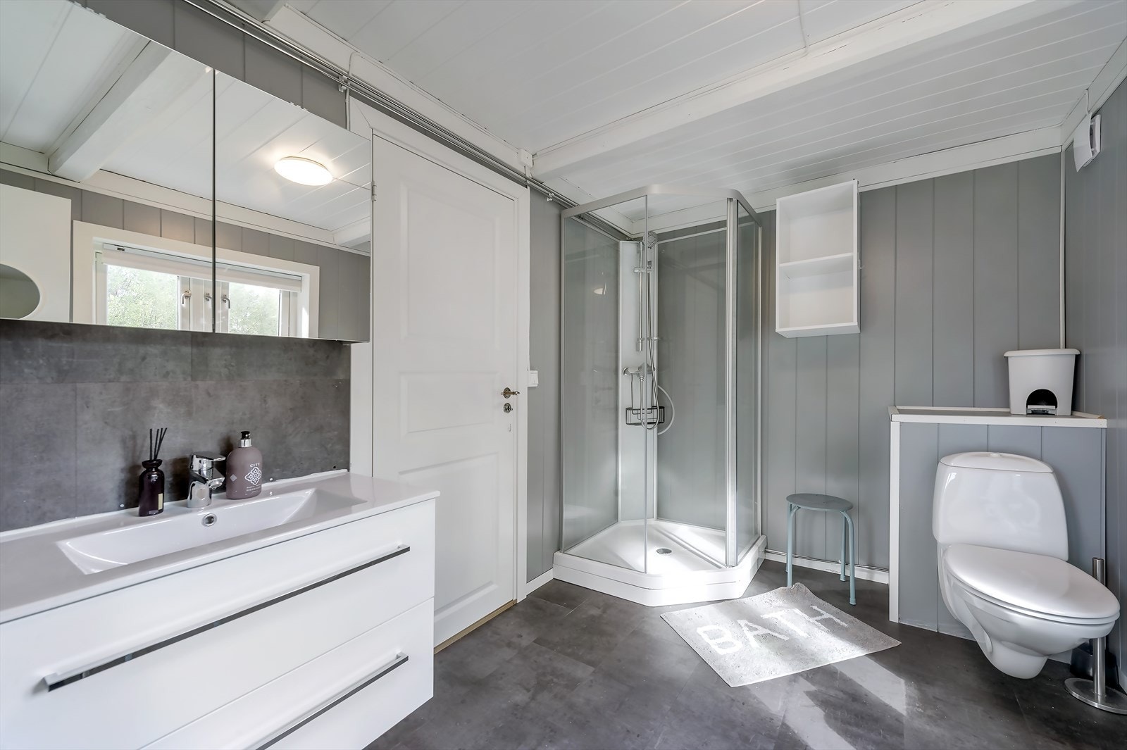Oppusset bad med moderne innredning Galleribilde