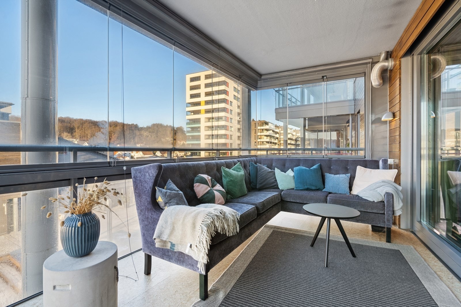 Den innglassede balkongen kan nytes sommer som vinter Galleribilde